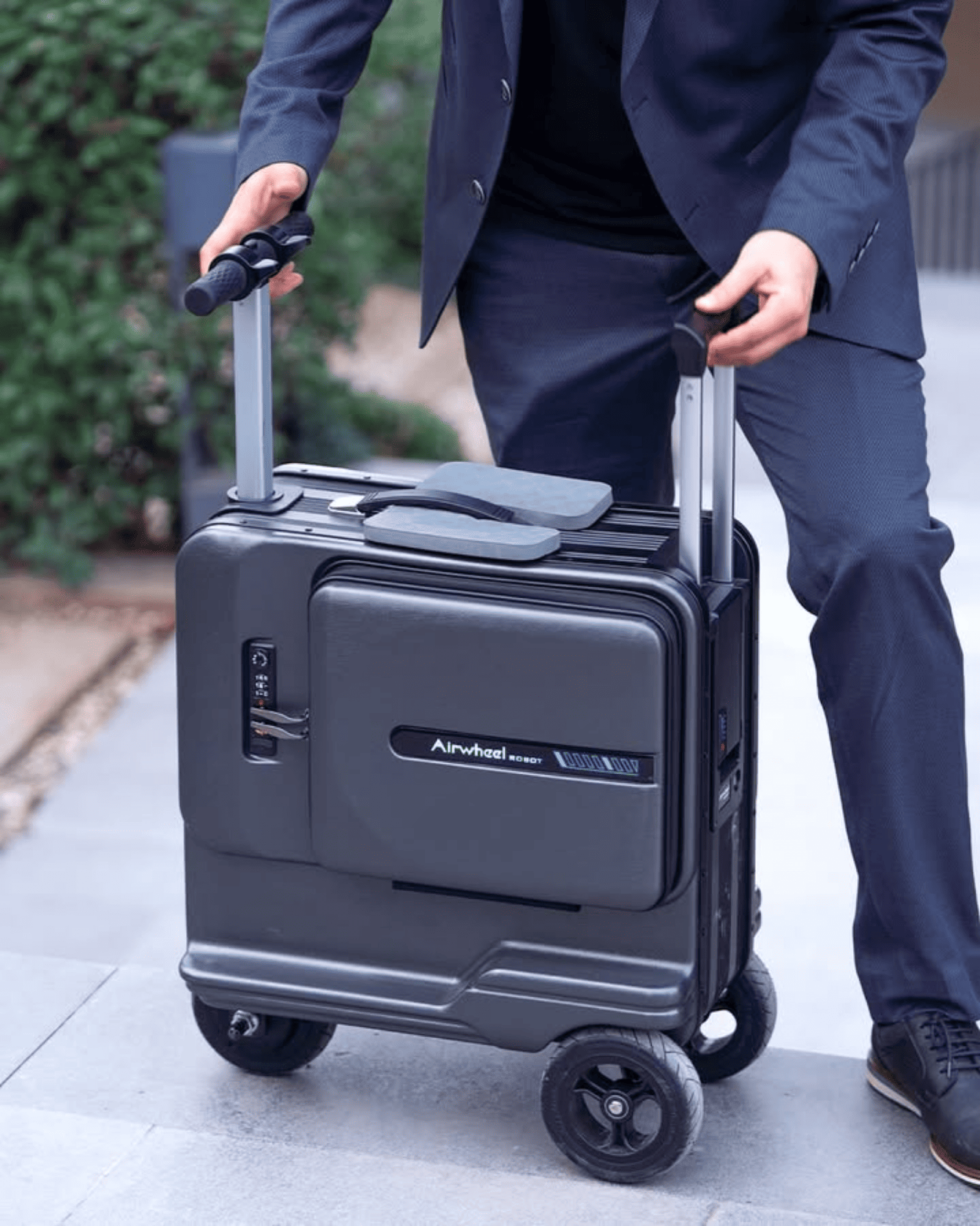 Airwheel_luggage_SE3_Turbo_suitcase_grey_electric_smart_riding_cabin_size_scooter_valise_electrique_anthracite_intelligente_cabine_1