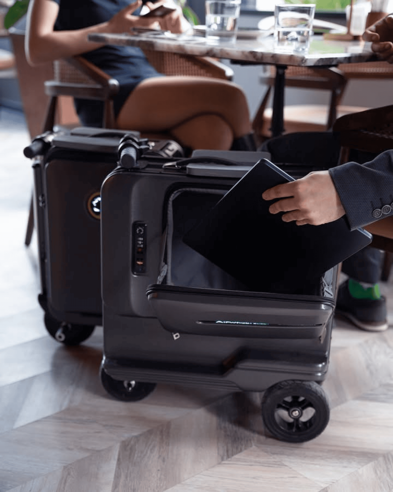 Airwheel_luggage_SE3_Turbo_suitcase_grey_electric_smart_riding_cabin_size_scooter_valise_electrique_anthracite_intelligente_cabine_3