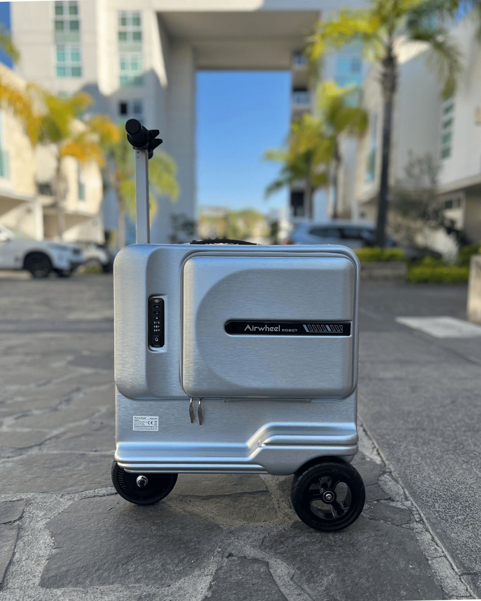 Airwheel_luggage_SE3_Turbo_suitcase_silver_electric_smart_riding_cabin_size_scooter_valise_electrique_anthracite_intelligente_cabine_2