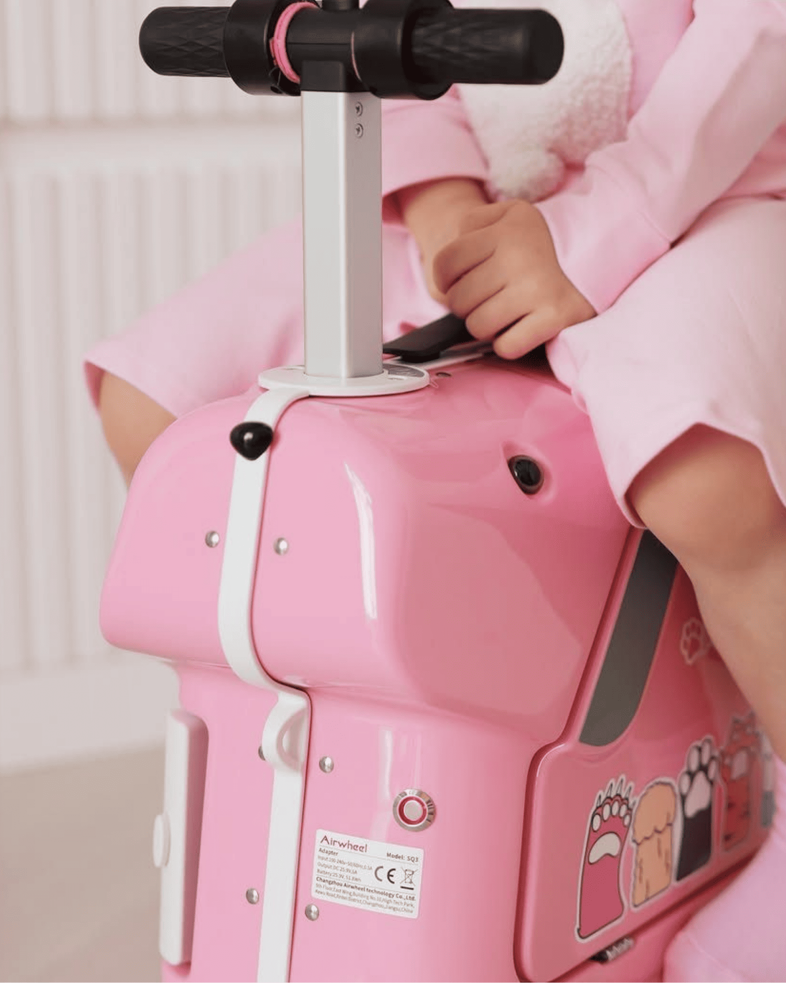Airwheel_luggage_SQ3_children_suitcase_pink_electric_smart_riding_cabin_size_scooter_valise_electrique_intelligente_cabine_enfant_jouet_trotinette_5