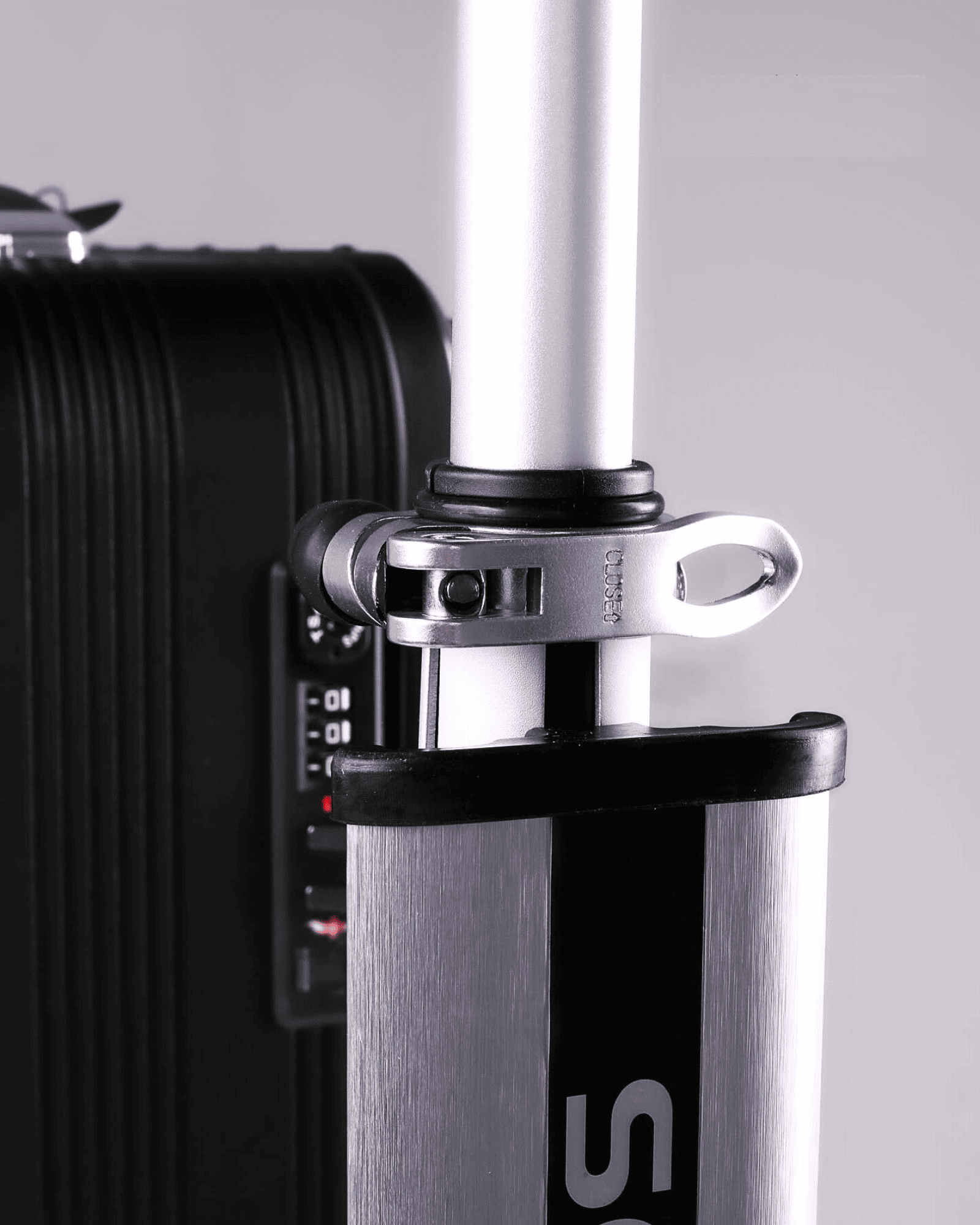 Airwheel_luggage_suitcase_scooter_smart_riding_electric_battery_SE3S_Llight_dark_Smart_rolling_electric_case_zoom