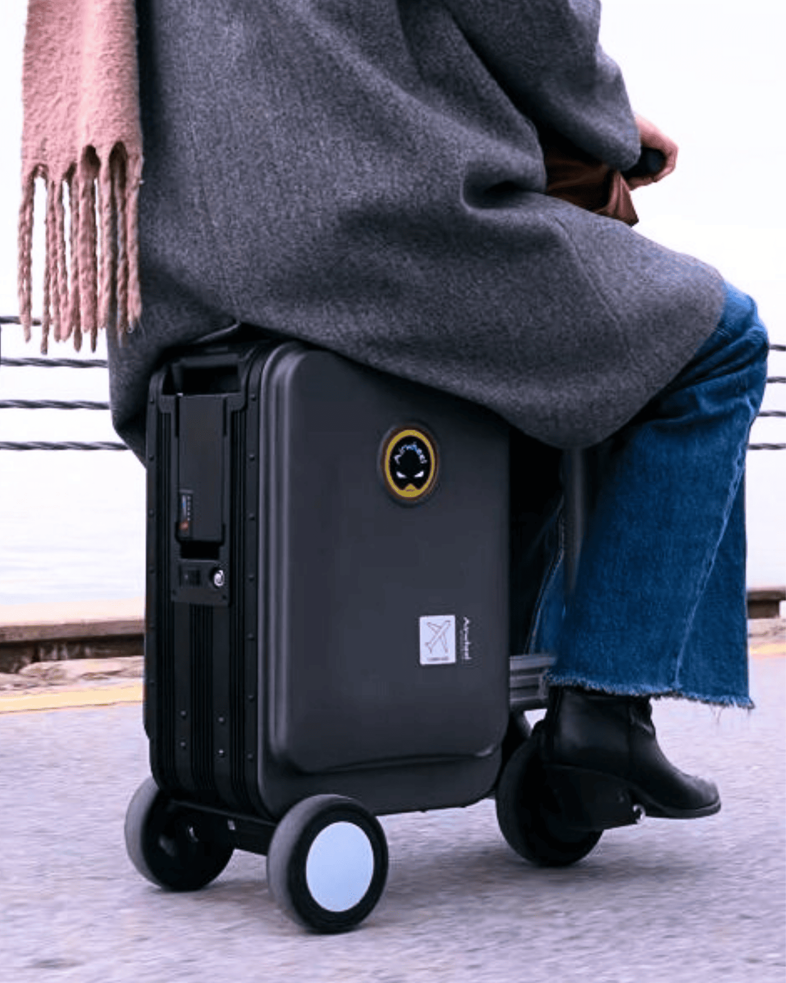 Airwheel_luggage_suitcase_scooter_smart_riding_electric_battery_SE3S_Llight_dark_Valise_electrique_roulante_intelligente_ride