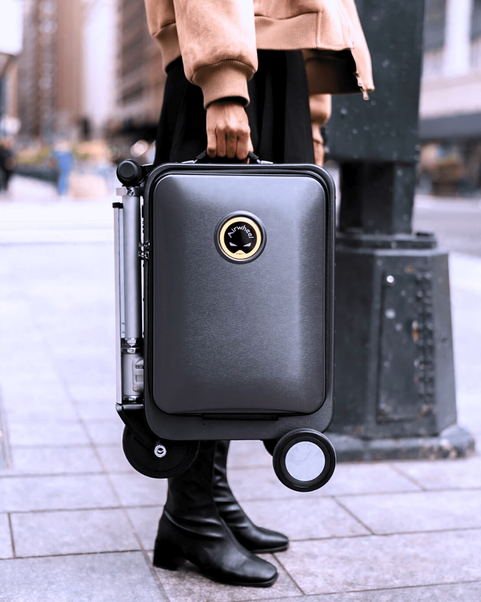 Airwheel_luggage_suitcase_scooter_smart_riding_electric_battery_SE3S_Llight_dark_Valise_electrique_roulante_intelligente_street_rue