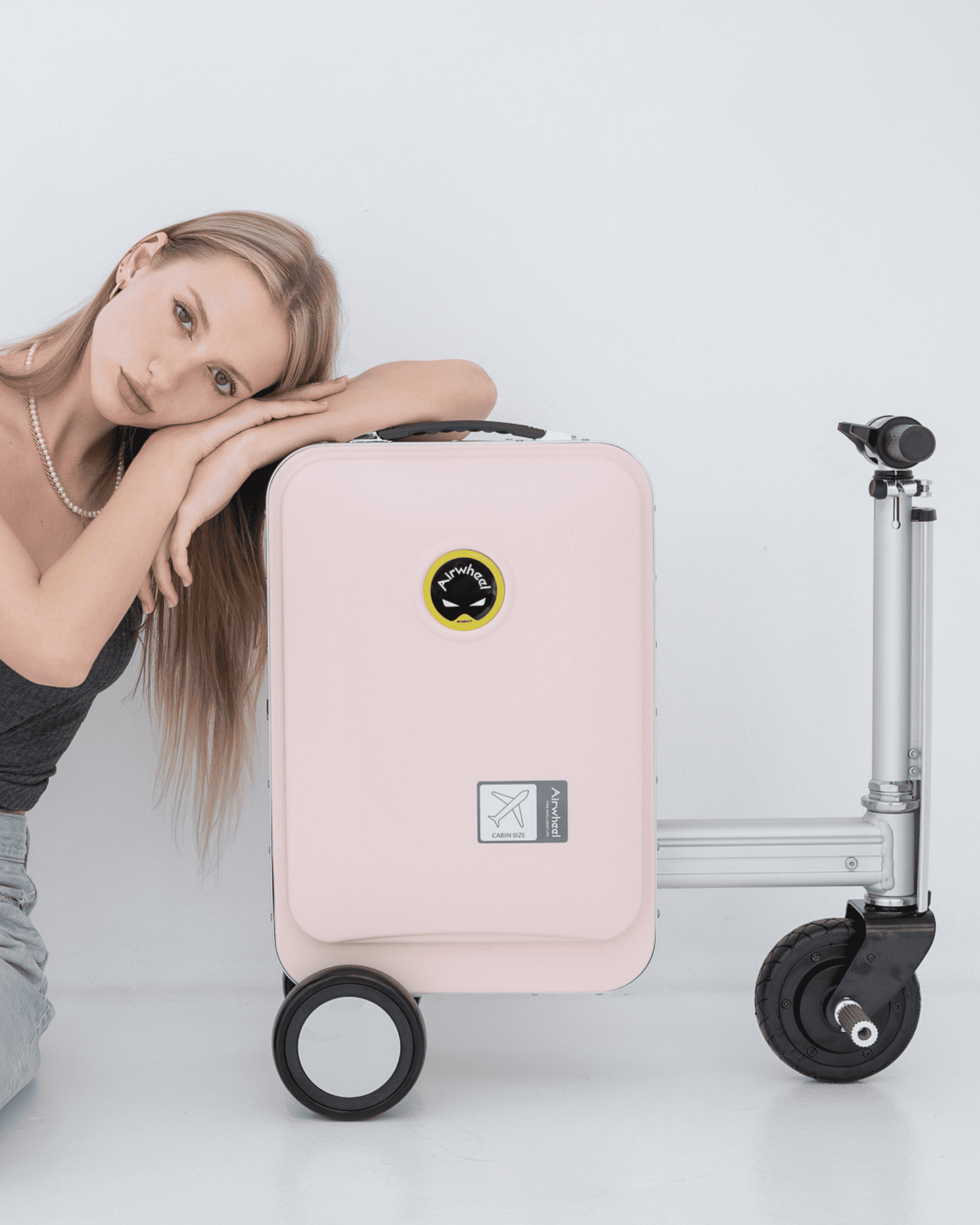 Airwheel_luggage_suitcase_scooter_smart_riding_electric_battery_SE3S_Llight_pink_Valise_electrique_roulante_intelligente_women2