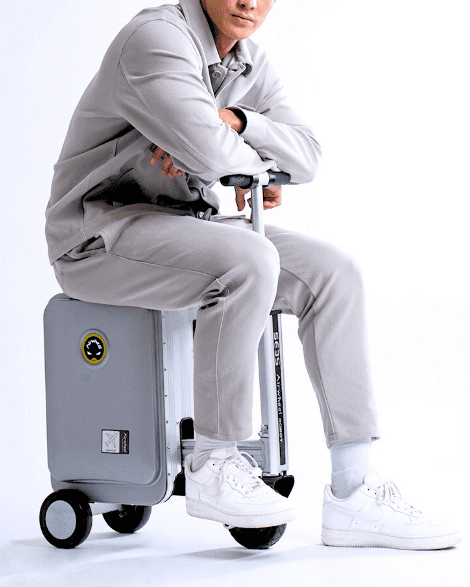 Airwheel_luggage_suitcase_scooter_smart_riding_electric_battery_SE3S_Llight_silver_gray_Valise_electrique_roulante_intelligente_men