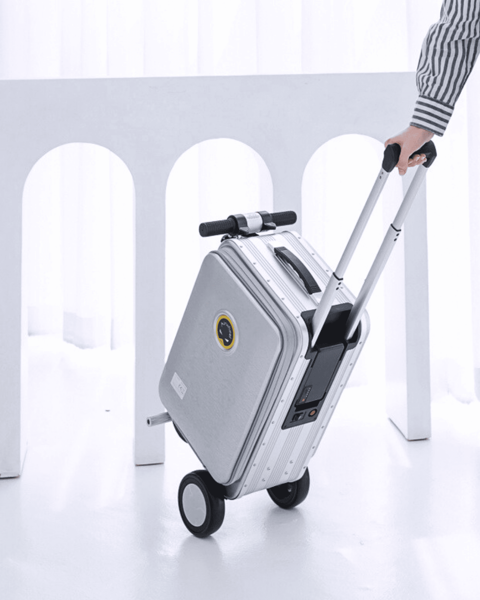 Airwheel_luggage_suitcase_scooter_smart_riding_electric_battery_SE3S_Llight_silver_gray_Valise_electrique_roulante_intelligente_hand