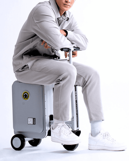 Airwheel_luggage_suitcase_scooter_smart_riding_electric_battery_SE3S_Llight_silver_gris_Valise_electrique_roulante_intelligente_men